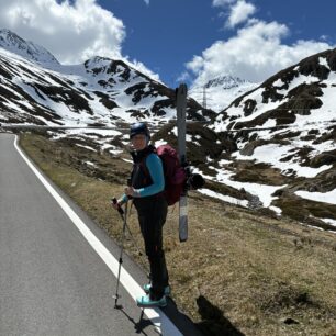Od parkoviště jsme museli jít asi 3 km pěšky, pak už na lyžích až do sedla