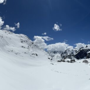 Sedlo a Hospic v průsmyku Grand-Saint-Bernard na hranici Švýcarska a Itálie (2.473 m)