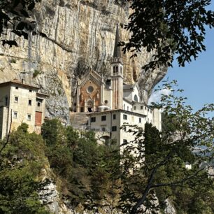 Klášter Santuario Basilica Madonna Della Corona u jezera Lago di Garda v Itálii