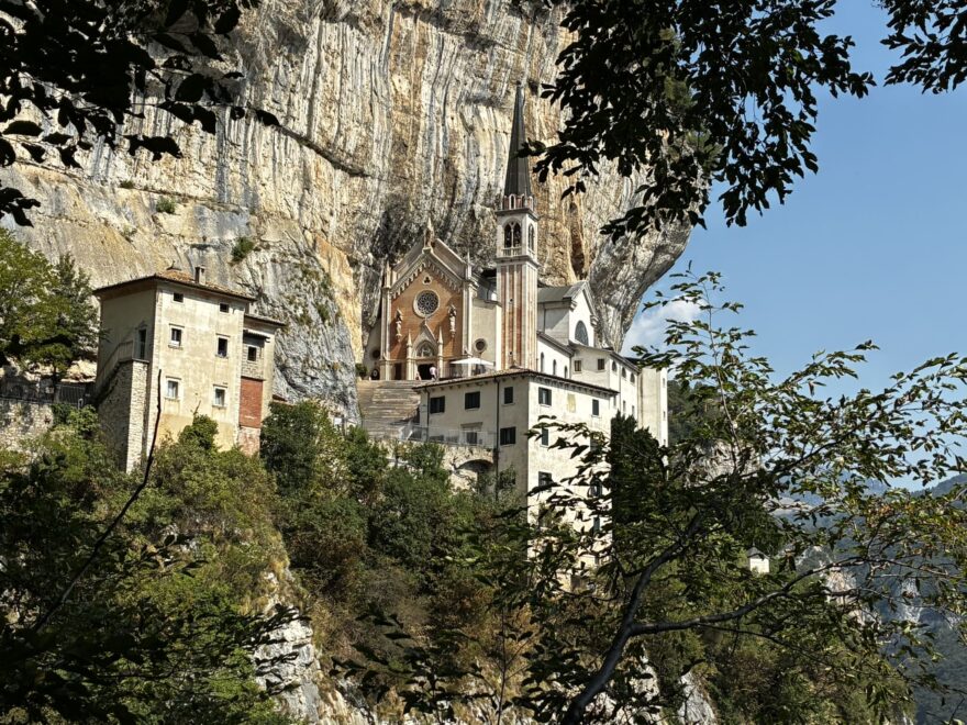 Klášter Santuario Basilica Madonna Della Corona u jezera Lago di Garda v Itálii