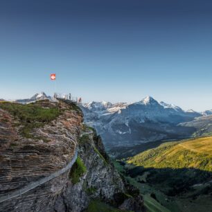 Z Grindelwald-First se otevírají krásné výhledy na severní stěnu Eigeru i celé údolí.