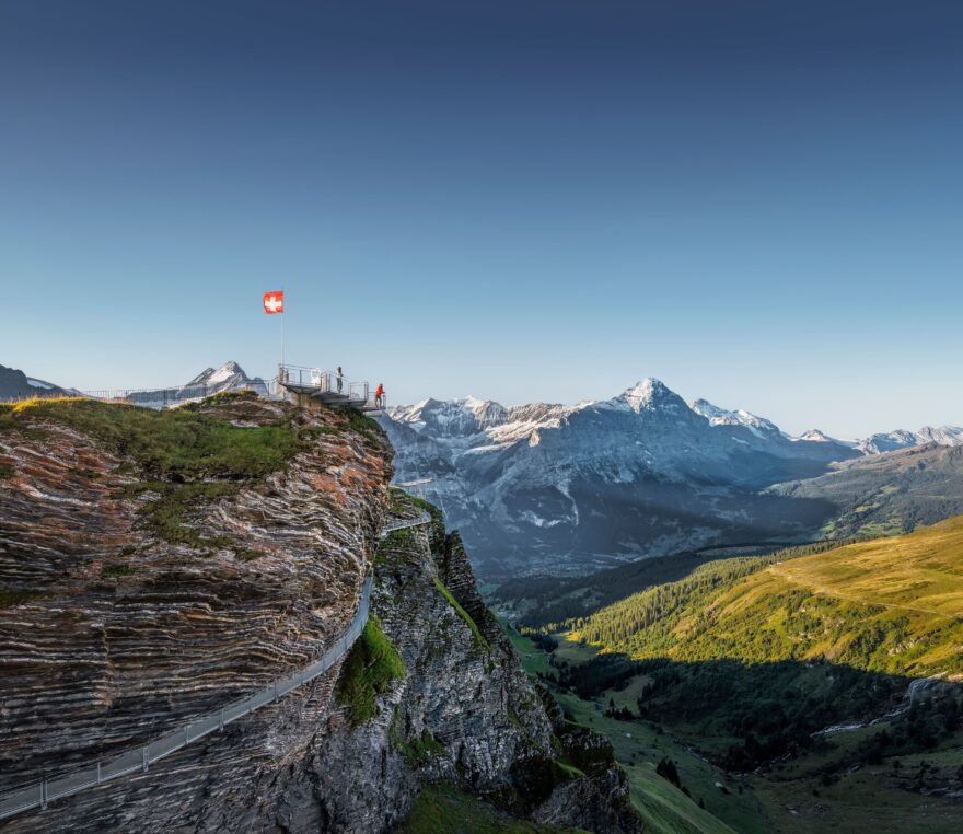 Z Grindelwald-First se otevírají krásné výhledy na severní stěnu Eigeru i celé údolí.