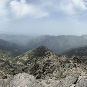 Pohled z Monte Renoso (2.352 m) severním směrem