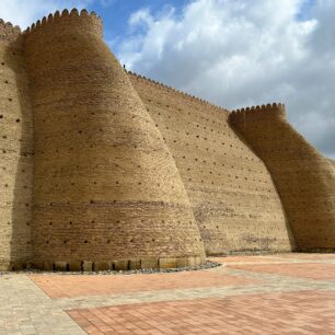 Uzbekistán, hradby Buchary