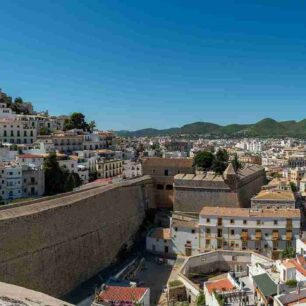 Hlavní město Ibiza se starým centrem Dalt Vila. Foto: Michal Kroužel