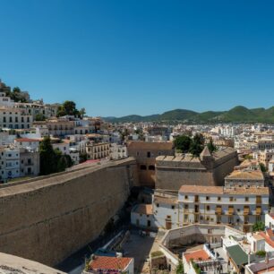 Hlavní město Ibiza se starým centrem Dalt Vila. Foto: Michal Kroužel