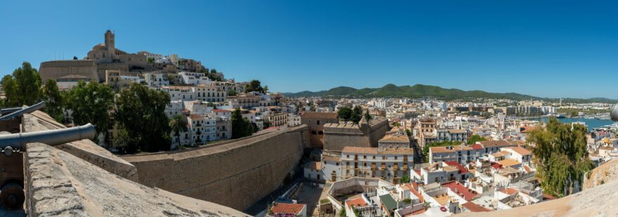 Hlavní město Ibiza se starým centrem Dalt Vila. Foto: Michal Kroužel