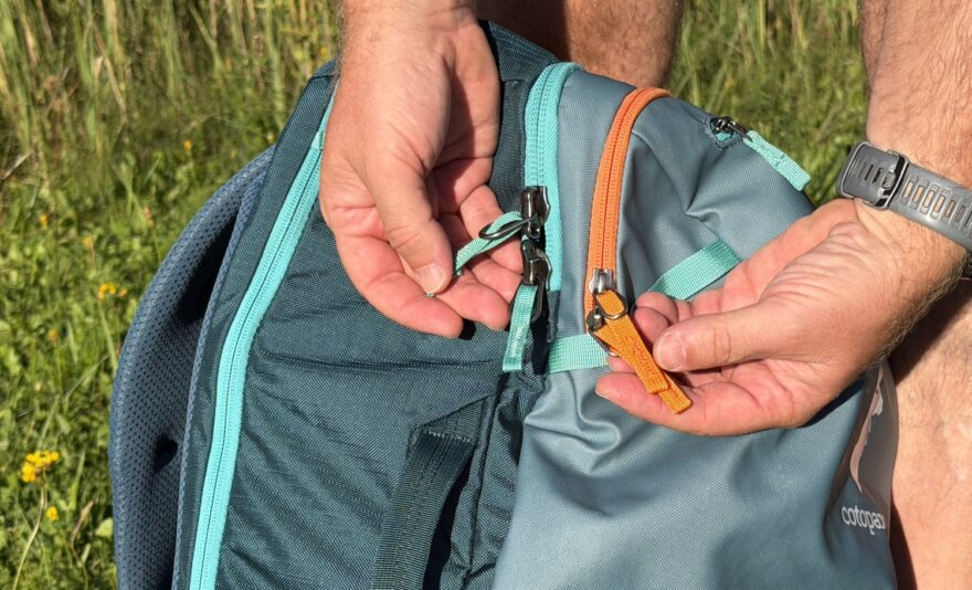 Detail hlavních vstupních zipů do komor batohu Cotopaxi Allpa 35