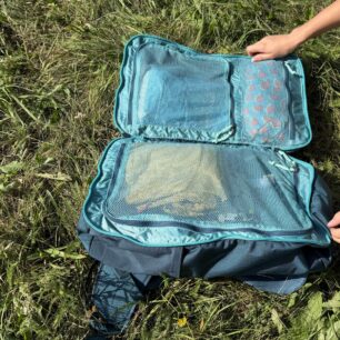 Hlavní část batohu Cotopaxi Allpa 35 je rozdělena do tří komor, u zad je celoobjemová, zatímco na druhé straně je vpravo menší plochá kapsa a vlevo obousměrný zip