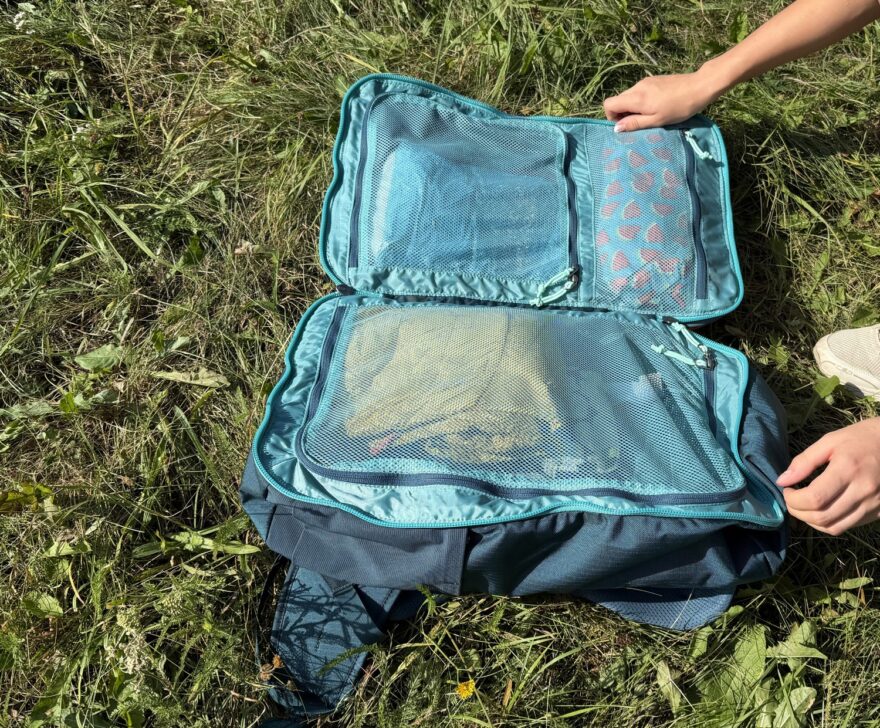 Hlavní část batohu Cotopaxi Allpa 35 je rozdělena do tří komor, u zad je celoobjemová, zatímco na druhé straně je vpravo menší plochá kapsa a vlevo obousměrný zip