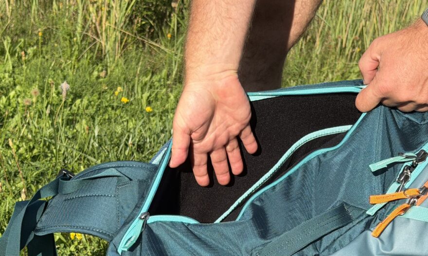 Polstrování prostoru pro počítač je z obou stran – Cotopaxi Allpa 35