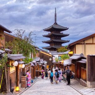 Pětipatrová pagoda Yasaka vystupuje nad historickou čtvrtí Gion ve starém Kjótu.
