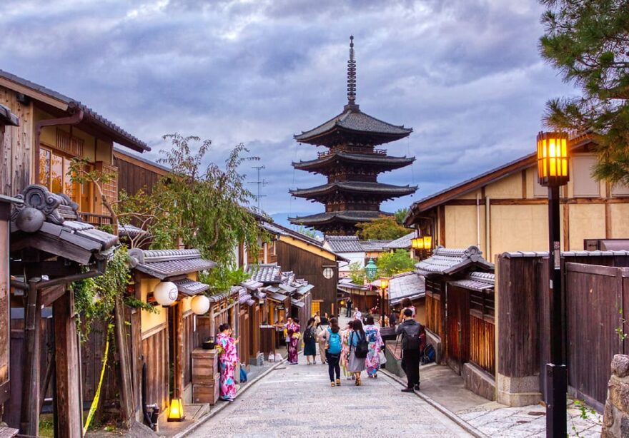 Pětipatrová pagoda Yasaka vystupuje nad historickou čtvrtí Gion ve starém Kjótu.