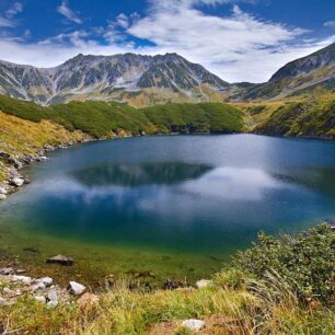 Táhlý hřeben hory Tate (Tateyama, 3 015 m. n. m.) se zrcadlí v jezírku Mikuru na planině Murodó