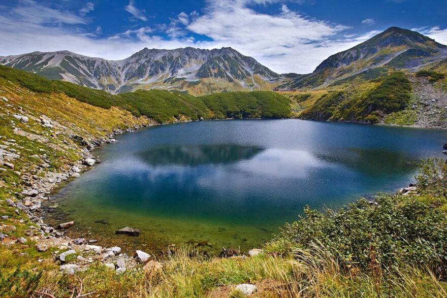 Táhlý hřeben hory Tate (Tateyama, 3 015 m. n. m.) se zrcadlí v jezírku Mikuru na planině Murodó