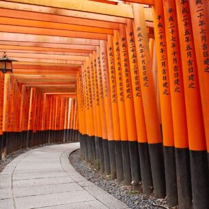 Tisíce oranžových bran torii ve svatyni Fushimi Inari-taisha vytvářejí jednu z nejznámějších scenérií Japonska.