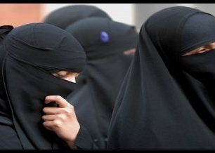 Proč nádherné muslimky skrývají tváře?