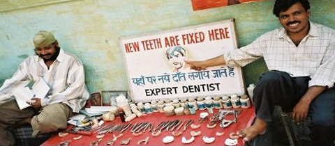 Zubaři na indické ulici. Bolest přejde sama