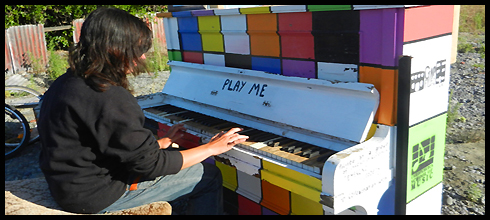 Místo domů stojí pianina