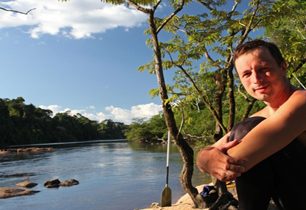 VIDEO: Expediční plavba po surinamské řece Lucia je cestou do nitra neobydleného pralesa.