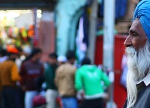 NEKONEČNÁ SOUTĚŽ: Na co tento muž tak upřeně kouká? FOTKA ODHALENA.