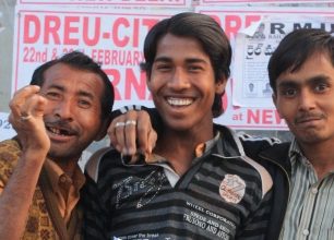 NEKONEČNÁ SOUTĚŽ: Jaké zboží prodávají tito muži? FOTKA ODHALENA