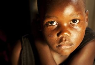 Jdi a zabíjej: Výstava fotografií dětských vojáků v Africe