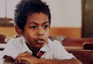 Jeden den v životě malého indonéského sirotka (VIDEO)