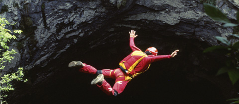 Skočte do nejvyšší vertikály světa: Vlaštovčí jeskyně v Mexiku. (VIDEO)