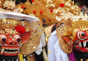 Balijský tanec obsahuje nádherné kostýmy, ladné pohyby i ukusování kuřecích hlav