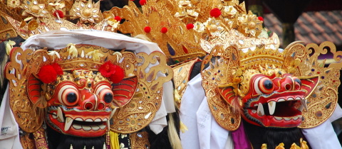 Balijský tanec obsahuje nádherné kostýmy, ladné pohyby i ukusování kuřecích hlav