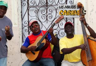 Kuba: latinskoamerickou pohodu najdete v ulicích, na plážích i v kempech