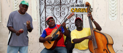 Kuba: latinskoamerickou pohodu najdete v ulicích, na plážích i v kempech