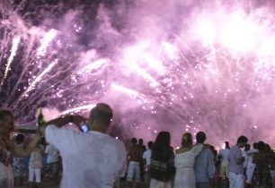 Temperamentní, barevná a obřadní – to je největší silvestrovská párty na světě na pláži Copacabana