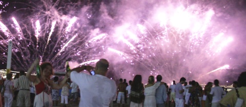 Temperamentní, barevná a obřadní – to je největší silvestrovská párty na světě na pláži Copacabana