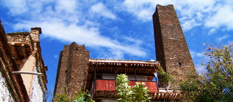 Mohutné kamenné věže zdobí část Tibetu