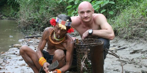 Snímek Siberut: tři cestovatelé na ostrově mentawajských kouzelníků