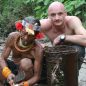 Snímek Siberut: tři cestovatelé na ostrově mentawajských kouzelníků