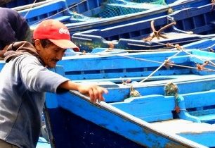 Marocká Essaouira hýří barvami lodí, koberců a obchůdků na pobřeží