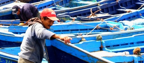 Marocká Essaouira hýří barvami lodí, koberců a obchůdků na pobřeží