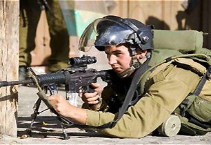 Klekni s pistolí u hlavy aneb žerty ve stylu Hamásu