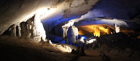 Dobrodružné putování podzemní řekou v jihoasijském Laosu