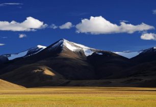 Indický pětiboj: lezení, treking, cyklistika, sjezd divoké řeky a jízda v přeplněném vlaku