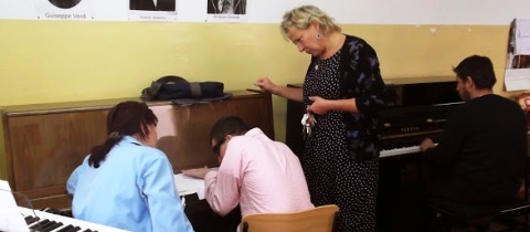 Člověk v tísni dodal do Kosova tři piána pro nevidomé