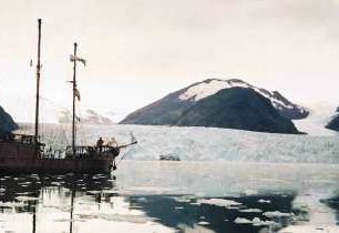  Idioti na plavbě kolem světa v replice plachetnice Victoria, jež první obeplula zemi