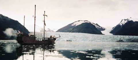 Idioti na plavbě kolem světa v replice plachetnice Victoria, jež první obeplula zemi