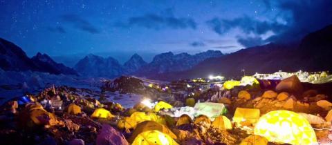 VIDEO: Zažijte den ve výšce 5 380 metrů v base campu Everestu