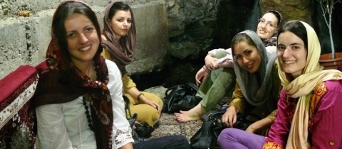 Život zlaté íránské mládeže: luxusní vily, ledabylé šátky dívek i speciální klub na Instagramu