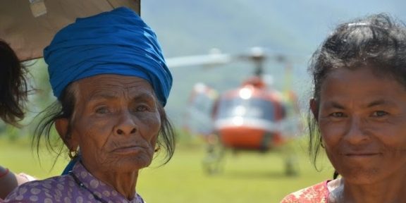 Člověk v tísni v Nepálu rozdává tisíce plachet, provizorní přístřeší poskytne 6200 rodinám