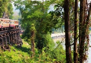 Most pře řeku Kwai: thajská turistická atrakce s puncem smrti spojeneckých vojáků i asijských civilistů